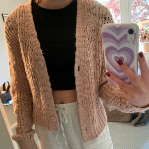 Mysig kofta - En mysig kofta som är perfekt till hösten, den passar bra till alla outfits och det syns inte att den är använd. Väldigt skönt och mjukt material. Tröjan har en ljus rosa färg och är stickad😋😋😋