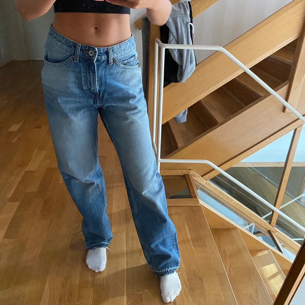 Säljer mina jeans från tiger of sweden pga de är för korta för mig :(, stl 27/34. Min vän på bilderna är ca 164cm lång. Jeans & Byxor.