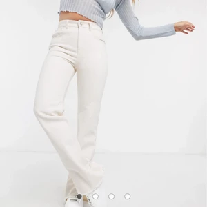 Pull and bear Jeans - Så sjukt snygga sandfärgade/beiga jeans ifrån Pull and Bear som jag köpte från Asos💙 Är slutsålda på hemsidan💙Strl 36 och sitter så himla snyggt på💙 Köparen står för frakt