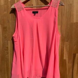 Rosa blus med guld detaljer  - Mammas jättefina rosa blus från Kappahl, bra skick och lite lite genomskinlig strl 44/46