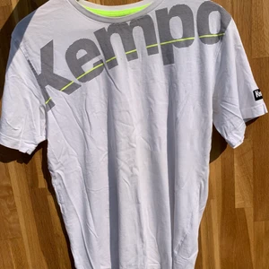 Kempa vitt t-shirt strl M - Två super bekväma och sköna Kempa tröjor! Man får två såna hära tröjor om man köper :))) båda är i strl M, en är av 100 bomull och den andra är mer stretchit material