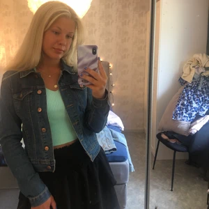 Jeansjacka - Säljer denna mörkblåa jeansjackan som är i fint skick💓
