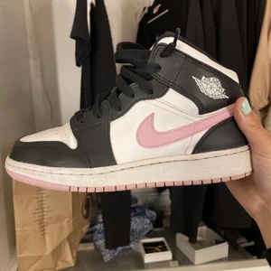 Jordan 1 arcic pink - Säljer mina supersnygga jordan 1 arctic pink i storlek 37,5. De är i superbra skick, har digitalt kvitto från JD då jag köpte från en kille som köpte vid dropp. Dm för fler bilder. (Tvättar såklart de innan jag skickar)