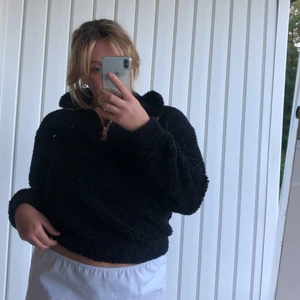 Teddytröja - Supergosig teddytröja med dragkedja med fin detalj. Endast använd ett fåtal gånger så fint skick. Storlek S men passar även XS-M. Köparen står för frakten. 