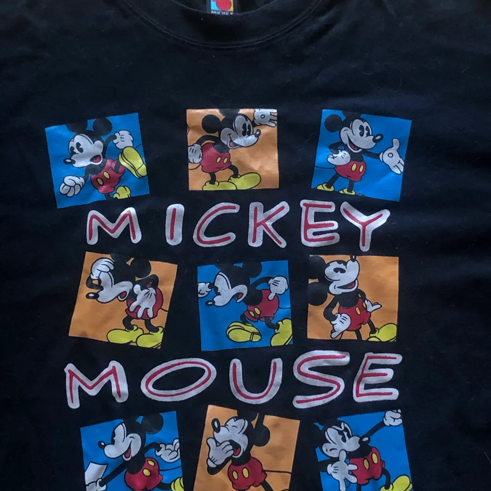 Mörkblå Mickey Mouse t-shirt. Mickey Unlimited. Från 80/90-tal. . T-shirts.