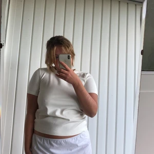 Superfin topp  - Jättefin topp i lite tjockare material med dragkedja bak. Endast använd en gång så jättefint skick, säljer då den tyvärr inte kommer till användning. Storlek S men passar allt från XS-M. Köparen står för frakten.