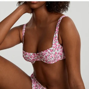 Säljer en superfin bikini - Endast testad med underkläder på!!! Tyvärr passar den inte med överdelen och vill se om någon annan vill ha den. Pris kan diskuteras! 💕