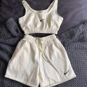 Nike set - Kräm vit/ beige set från etys strl s i shortsen toppen skulle jag säga är en xs 