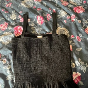 Svart linne - Ett väldigt fint svart linne. Använd endast 1 gång 