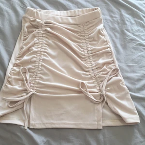 Tajt beige kjol i storlek xs-s - Jag säljer denhär fina kjolen från shein. Den köptes för 129 kr och jag säljer den för 60kr + 24 kr frakt. Den har aldrig används och är helt ny.