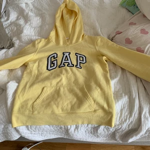 Hoodie  - Säljer min GAP hoodie för den inte är i min smak längre. Storlek XS men passar mig som är en S. Fint skik och typ aldrig använd. SKRIV OCH BUDA OM DU ÄR REDO ATT BETALA. ( skriv för mer information) mvh 