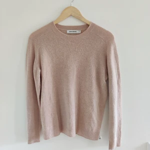 Carin Wester tröja strl S - Gosig tunnare tröja från Carin Wester. Aningen nopprig pga använd men fungerar bra att använda noppmaskin på. 10 % kashmir, 90 % ull. 
