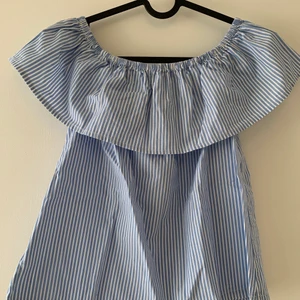 Off shoulder topp från h&m - Off shoulder topp från h&m. Storlek 36. Använd 2-3 gånger och är i bra skick. Kan mötas upp i Malmö & Vellinge, köparen står för frakten. 