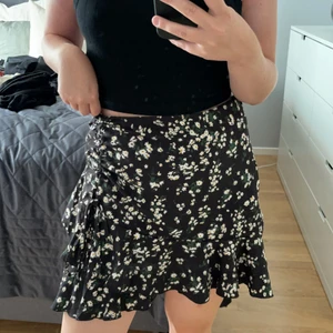 Blommig kjol - Blommig kjol från SHEIN i storlek L, skulle säga M i normal size 😊 Köparen står för frakten 🥰