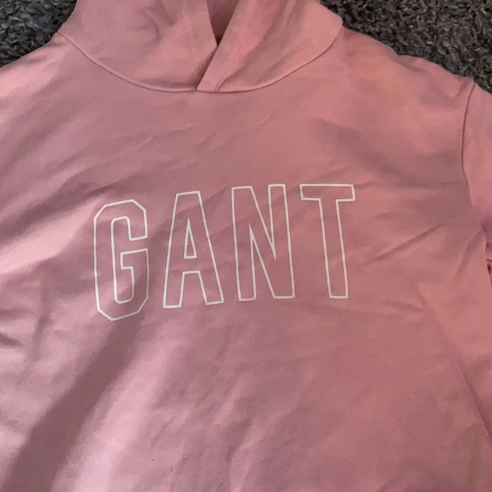 Gant hoodie som är använd fåtal gånger och i gott skick. Den är i strl 158/164 men skulle säga att den även passar xs-s lika bra💕. Tröjor & Koftor.