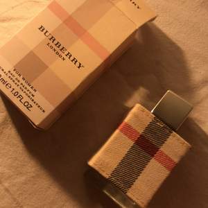Burberry parfym 30 ml helt oanvänd endast testad ångrade köpet hitta ej kvitto. Köpt i nåt köpcenter i kalmar. 300 kr