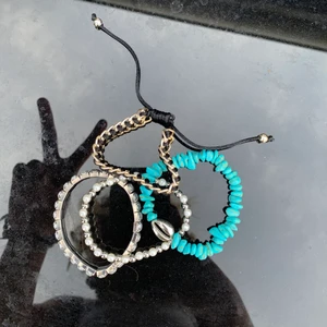 Armband - Olika armband från lite olika ställen. Ett säljs för att 20kr, två för 30, tre för 40 och alla för 50kr❤️❤️
