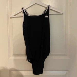Adidas baddräkt  - Hej. Säljer denna adidas baddräkt. Använd fåtal gånger.