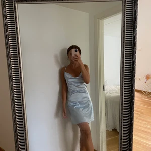 Satin Dress, Silkesklänning - Säljer min fina satin klänning i en härlig ljusblå färg. Köpt från Missguided. Storlek S. Använd några gånger men i ett bra skick. Frakt tillkommer 💙