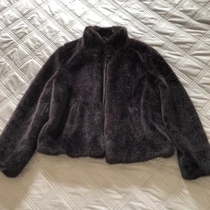 Svart pälsjacka  - En fin svart pälsjacka från pull and bear i storlek S✨