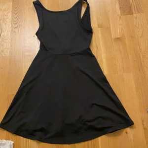 Svart klänning från h&m strl xs - Svart klänning från h&m i storlek xs. Använd fåtal gånger men ser helt oanvänd ut. 