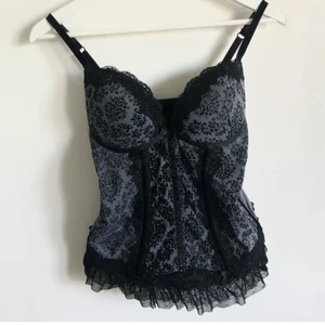 Korsett - Intressekoll på denna jättefina korsett i nyskick! Buda vad ni är villiga att betala för den startpris 220kr, säljer vid bra bud💕 skulle säga att den passar ungefär en s/m och c-kupa men den går att justera💕