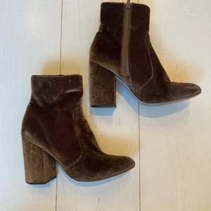 Boots lila sammet - Säljer ett par lila/grå/glittriga sammetsboots från River Island, storlek 39. Enbart använda ett par gånger. Köpare står för frakt.