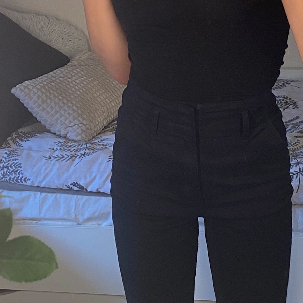 ja säljer mina skit snygga byxor, högmidjade kostymbyxor i jeans material, från divided i storlek 34. köpte dem på plick för ett tag sen och har inte använt dem. säljer dem pågrund av att jag inte får nån användning av dem. jätte fint skick verkligen. lite långa på mig som är 156cm men ingenting jag stör mig på. är inte omöjlig gällande pris. vid frågor, funderingar så är det bara att skriva.. Jeans & Byxor.