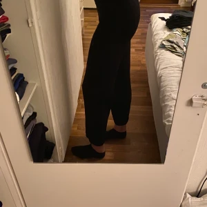 Raka kostymbyxor  - Ett par svarta raka kostymbyxor från Bikbok som är använda sparsamt men är något noppriga uppe vid midjan. Det är inget som syns om man inte kollar väldigt noga. Därför säljs de för halva priset, alltså 200kr. Stl 36.                                 Jag postar men köparen står för frakten. 📦  Katt finns i hemmet 🐱 Rökfritt hem 🚭