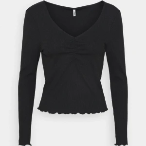 Top från ONLY ✨ - Helt oanvänd och helt ny top! Säljer denna eftersom jag råka beställa en likadan och hann inte skicka tillbaka denna! Köparen står för frakten, men kan även mötas upp i Stockholm 💕 storleken är XS men funkar även som S. Priset kan diskuteras vid seriösa köpare ✨