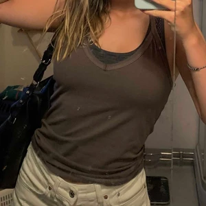 Y2k topp i brungrå färg.  - Jättefin topp som int ehar kommit till användning. Har en sporttopp under här så kanske ser lite konstigt ut, men jättefin topp. Lite Y2k som sagt och inte använd så mycket. Gör en intressekoll för att se om det är något som folk tycker är intressant :) skriv gärna om ni är intresserade! 