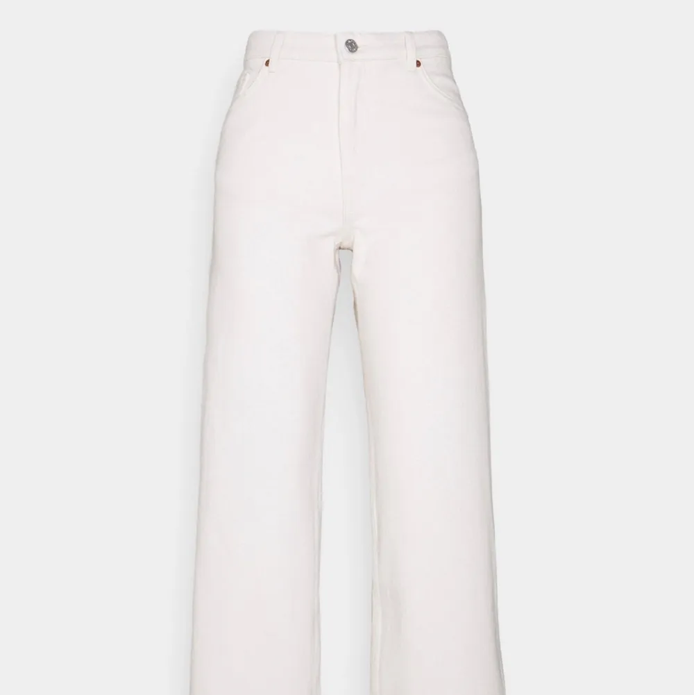Yoko jeans från Monki i off-white färg, storlek 26. Frakt tillkommer!. Jeans & Byxor.