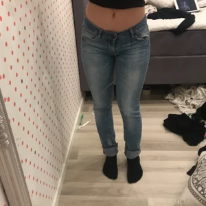 Jeans  - Säljer dessa fina jeans från only för 100 kr i storlek s. Använt aldrig, inga hål eller märken. PRISET KAN ALLTID DISKUTERAS! 