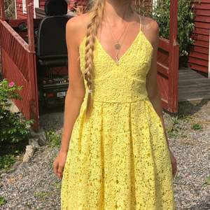 Söt gul spetsklänning i bra skick 💛 Skriv om du undrar något 🌼 Alla mina annonser går också att hämta i Hammarbyhöjden ✨