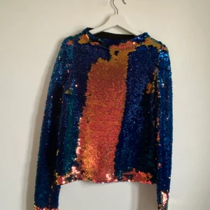 Långärmad tröja med färgglada paljetter från Wera, storlek 34 - Plagget är ca 2 år gammalt men har aldrig använts. Paljetterna kan man dra på så att de vända och visar en annan färg. En parfekt tröja för ett finare och ett litet festligare tillfälle. Priset kan diskuteras.