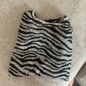 Stickad tröja zebra - Från zara. Fint skick