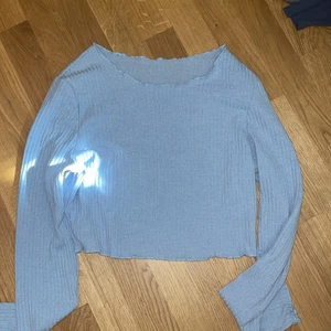 Croppad ljusblå tröja  - ⚠️massförsäljning pga flytt⚠️ aldrig använd. Super fin och runt material. Inga bud 