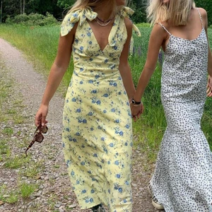 ELSA HOSK x BIKBOK  - Intressekoll på denna drömklänning från Elsa Hosk x BikBok. Klänningen är i superfint skick och passar en XS-liten M. Första bilden lånad från @englalof. BUDA I KOMMENTARSFÄLTET 💛💖💛💖💛💖