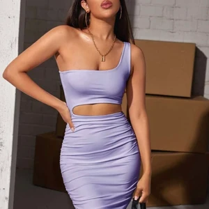 Lila klänning  - Jätte fin klänning i skönt material (ej genomskinlig) färgen är exakt som bilden köpt ifrån SHEIN endast testad och den sitter exakt som bilden. Säljer den nu då det inte va min stil. Storlek S men passar både en XS och S. Köparen står alltid för frakten själv.