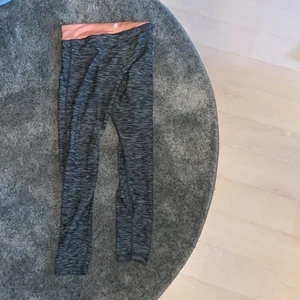 Träningsbyxor  - Jättefina träningsbyxor och dem är i fint skick. Säljer för att dem är för små 