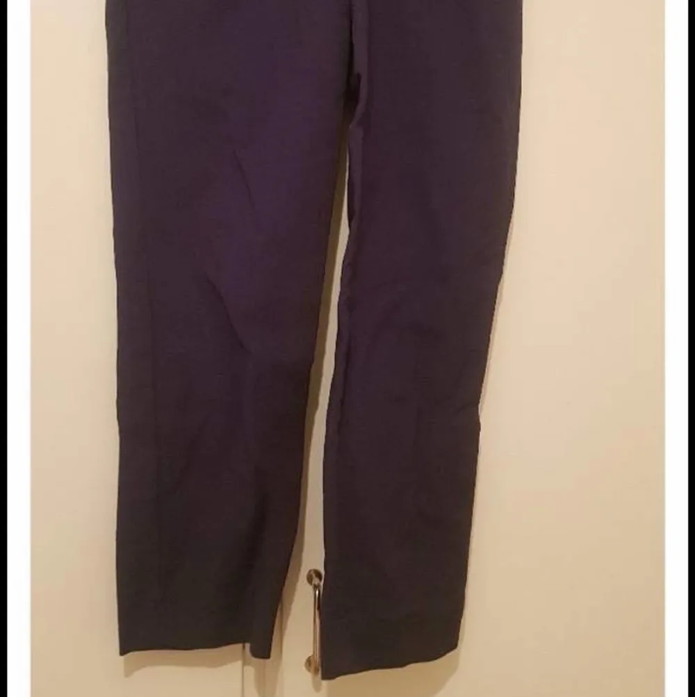 Marinblå kostymbyxor, oanvända, storlek 38 🌞 pris kan diskuteras och jag samfraktar självklart vid köp av flera plagg ✨✨. Jeans & Byxor.