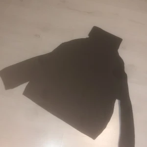 Tröja  - Säljer denna stickade tröjan. Använder inte. Har köpt den begagnad från en tjej för inte så länge sen. Vill du ha mer/bättre bilder så skriv gärna. Intresserad så skriv☺️ (djur i hemmet och gården)