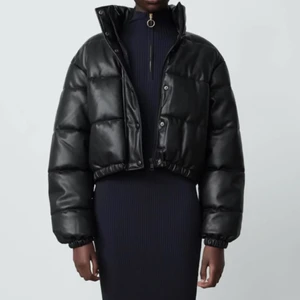 Puffer jacket - Säljer denna skinn puffer jacket från zara i storlek S. Använd endast några gånger i vintras. Om fler är intresserade blir det budgivning! Köp direkt för 300🤍