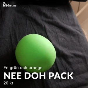 Stressbollar:) - En grön och en orange needoh detta är ett pack man kan köpa en för 20 och två för trettio <3 