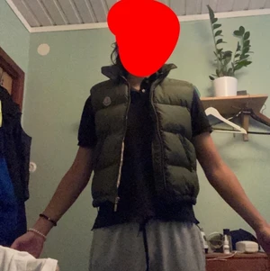 Moncler Gilet väst - Passar S/liten M. Köpt från @Highendmarkets på instagram! Condition 8/10. Har bara västen, vid fler frågor fråga på