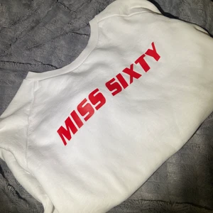 Miss Sixty pullover - Fint pull over från miss sixty, helt oskadad plagg, meddela gärna för fler bilder<33 i köpet inkluderar jag även gratis smycken eller plagg