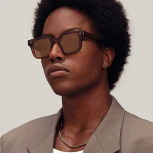 Chimi brillor - Säljer mina coola solglasögon ifrån chimi i färgen Coco. Dem är i modellen 004, samt har spegelglas. Fodralet följer givetvis med, glasögonen är helt oanvända! Köpta för 1000 säljer för 650+frakt! Hör av er för mer frågor.☺️💕 pris kan diskuteras!