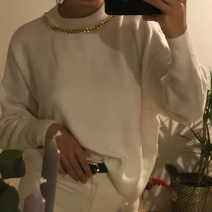 Helt ny tröja från hm  - Detta är en förbeställning från hm, så den har bara varit i garderoben! Mins tyvärr inte nypris men prislappen sitter kvar! 