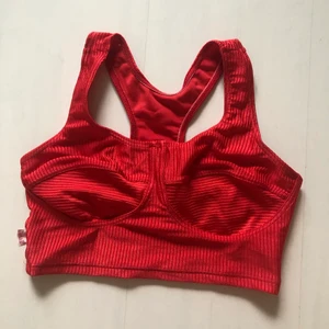 Röd topp - Cool röd topp i storlek xs/s. Har ingen aning om vart den kommer från. Har aldrig använt 