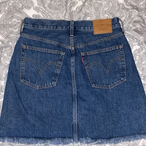 Levis kjol  - Levis kjol i strl 27. Super fin. Inte jätte lång men lagom. Knappt använd och kommer inte tills användning därav säljer jag den 💕
